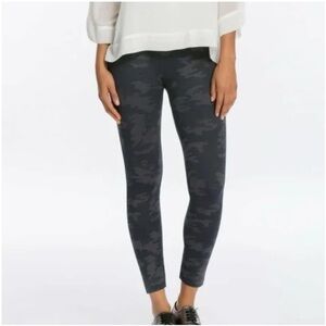 SPANX medium Look At Me Now black camo leggings (bin EE)